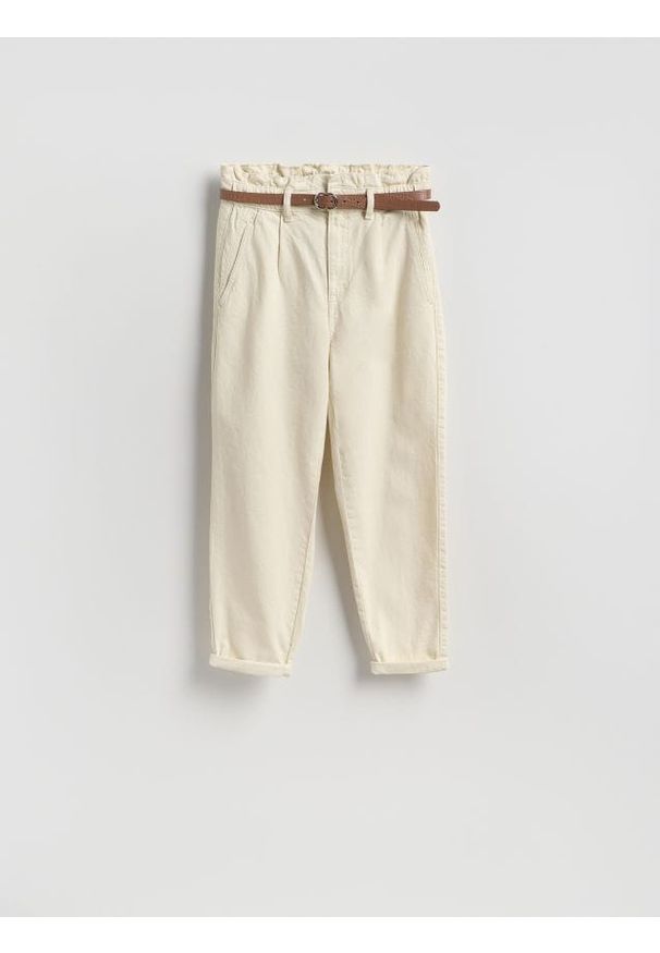 Reserved - Jeansy paperbag z paskiem - beżowy. Kolor: beżowy