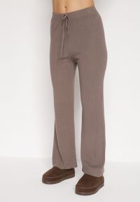 Born2be - Ciemnobeżowy Prążkowany Komplet Dzianinowy z Bawełną Sweter z Półgolfem i Spodnie Elweda. Kolor: beżowy. Materiał: prążkowany, bawełna, dzianina #4