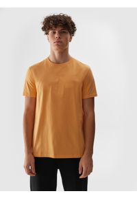 4f - T-shirt regular z nadrukiem męski - łososiowy. Okazja: na co dzień. Kolor: pomarańczowy. Materiał: bawełna, dzianina, jersey. Długość rękawa: krótki rękaw. Długość: krótkie. Wzór: nadruk. Styl: casual, sportowy #1