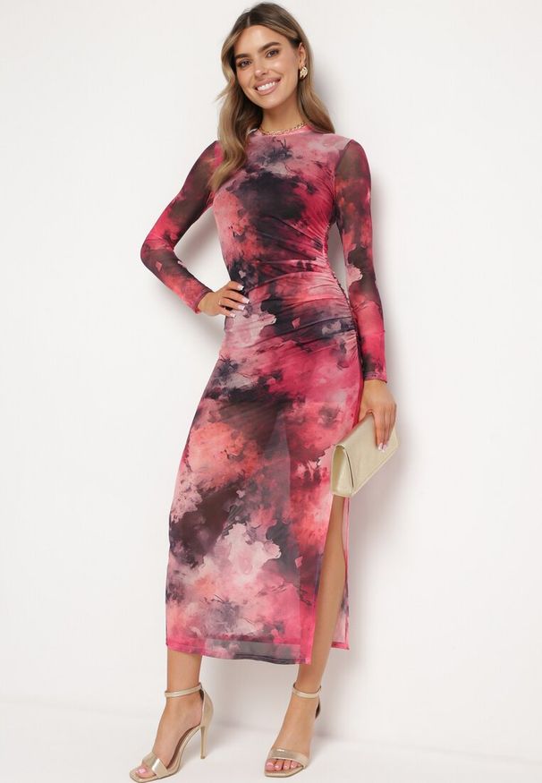 Born2be - Fuksjowa Sukienka o Dopasowanym Fasonie Bodycon z Rozcięciem i Marmurkowym Wzorem Urientia. Kolor: różowy. Długość rękawa: długi rękaw. Typ sukienki: bodycon. Styl: elegancki