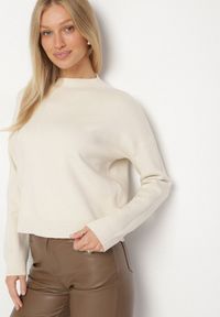 Born2be - Jasnobeżowy Gładki Sweter o Pudełkowym Kroju ze Stójką Unessa. Okazja: na co dzień. Typ kołnierza: kołnierzyk stójkowy. Kolor: beżowy. Materiał: jeans. Wzór: gładki. Styl: casual #5