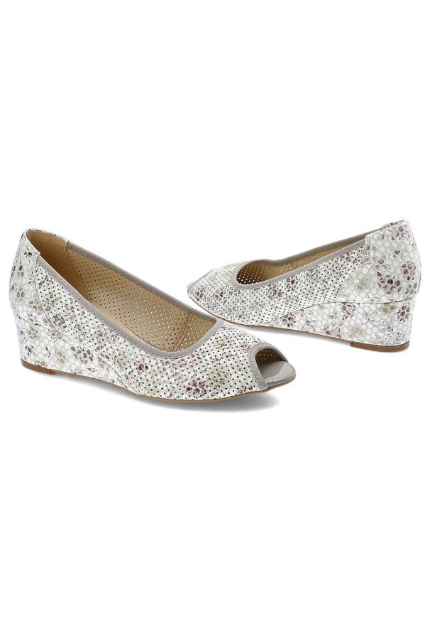 Białe Czółenka Gamis Damskie Buty Eleganckie. Zapięcie: bez zapięcia. Kolor: biały. Materiał: zamsz, skóra, lakier. Szerokość cholewki: normalna. Wzór: nadruk. Obcas: na koturnie. Styl: elegancki. Wysokość obcasa: średni
