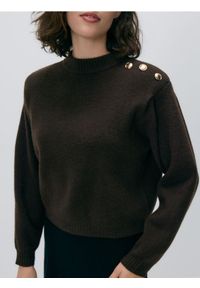 Reserved - Sweter z poduszkami na ramionach - ciemnobrązowy. Kolor: brązowy. Materiał: dzianina, wełna #1