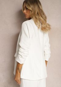 Renee - Biała Gładka Marynarka z Rękawami 7/8 i Klapami Adylia. Okazja: na spotkanie biznesowe, do pracy, na co dzień. Kolor: biały. Materiał: jeans. Wzór: gładki. Styl: biznesowy, elegancki, casual