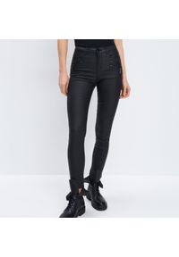 Mohito - Woskowane jeansy skinny - Czarny. Kolor: czarny. Materiał: jeans #1