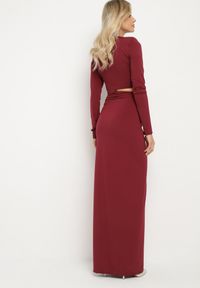 Born2be - Bordowa Sukienka Koktajlowa Ozdobiona Wycięciem Marszczeniem w Talii i Rozcięciem na Nogę Ilizia. Okazja: na imprezę. Kolor: czerwony. Wzór: aplikacja. Typ sukienki: proste. Styl: wizytowy #2