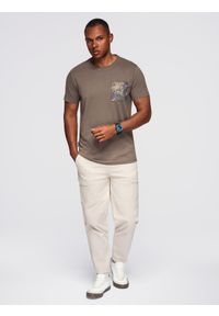 Ombre Clothing - T-shirt męski bawełniany z printowaną kieszonką – ciemnooliwkowy V1 - Rozmiar: M. Kolor: oliwkowy. Materiał: bawełna. Wzór: nadruk. Styl: elegancki #6