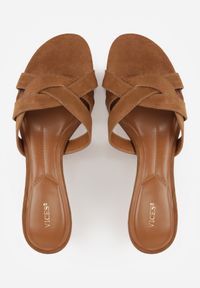 Renee - Jasnobrązowe Klapki na Kaczuszce VICES Ozdobione Geometryczną Cholewką Nedanoire. Okazja: na randkę, na spacer. Kolor: brązowy. Wzór: geometria, aplikacja. Obcas: na szpilce. Styl: boho. Wysokość obcasa: średni #7