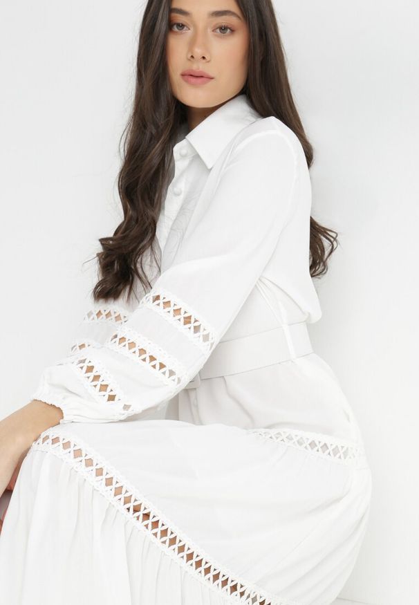 Born2be - Biała Sukienka z Paskiem Dorica. Kolor: biały. Długość rękawa: długi rękaw. Wzór: ażurowy, aplikacja. Sezon: lato. Typ sukienki: koszulowe. Styl: boho. Długość: maxi