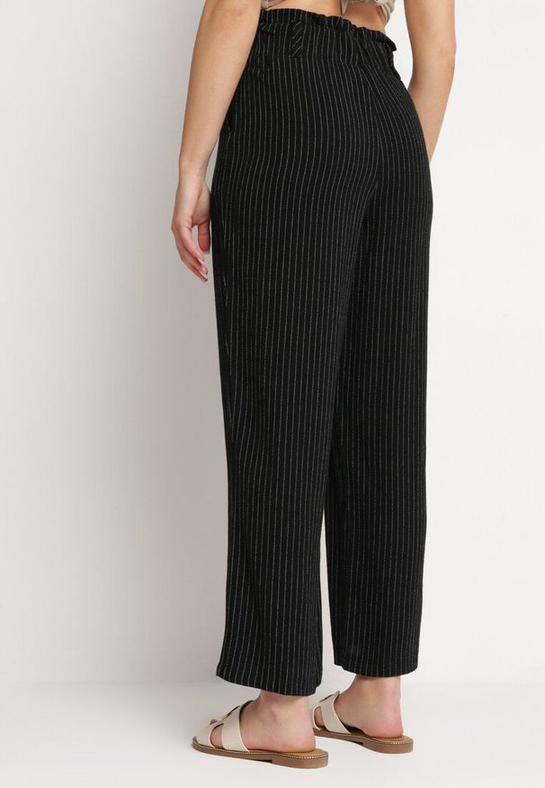 Born2be - Czarne Spodnie w Drobne Paski o Prostych Nogawkach Ariallo. Okazja: na spacer. Kolor: czarny. Materiał: tkanina. Wzór: paski. Sezon: lato