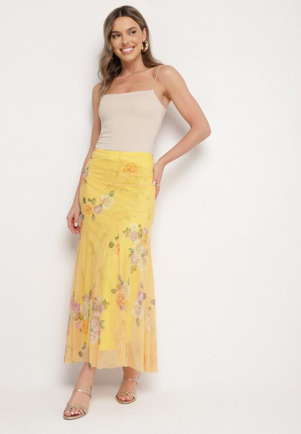 Born2be - Żółta Spódnica Rozkloszowana w Kwiaty Efronira. Okazja: do pracy, na co dzień, na spotkanie biznesowe, na spacer. Kolor: żółty. Długość: długie. Wzór: kwiaty. Styl: elegancki, biznesowy, klasyczny, casual
