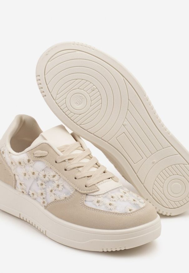 Renee - Beżowe Sneakersy z Haftem i Zdobieniami z Siateczki Lirivessa. Okazja: na spotkanie biznesowe, do pracy, na co dzień. Kolor: beżowy. Materiał: jeans. Szerokość cholewki: normalna. Wzór: aplikacja, haft