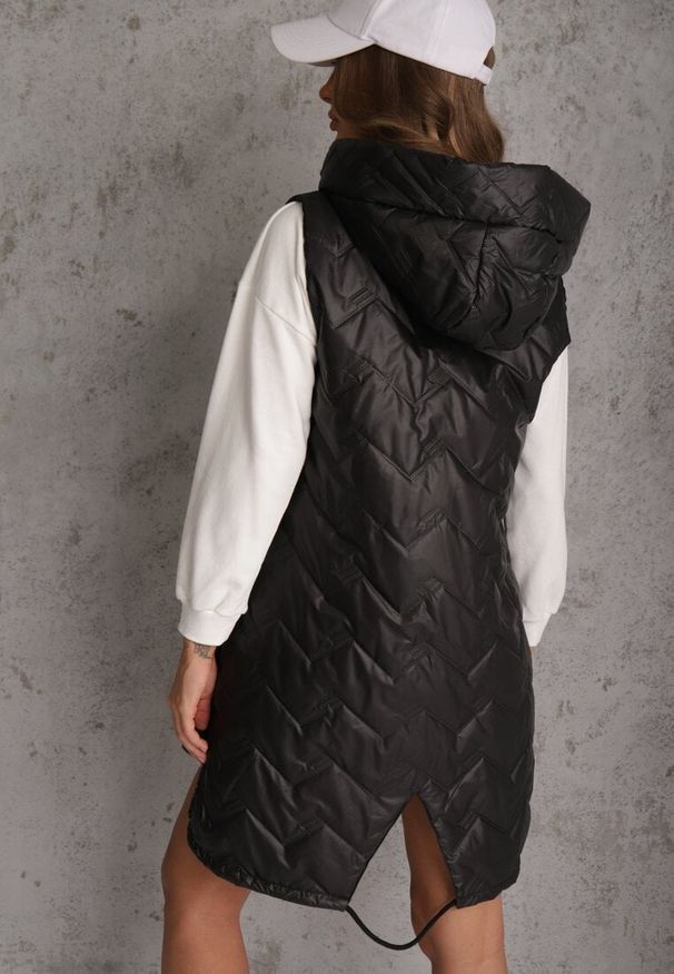 Renee - Czarna Długa Kamizelka Pikowana z Nieodpinanym Kapturem Semaea. Kolor: czarny. Materiał: prążkowany, jeans. Długość: długie. Styl: street