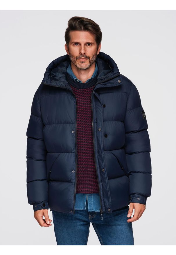 Ombre Clothing - Kurtka męska pikowana z wysoko zapinanym kapturem – granatowa V2 - Rozmiar: S. Typ kołnierza: kołnierzyk stójkowy. Kolor: niebieski. Materiał: syntetyk, poliester, materiał. Wzór: aplikacja. Sezon: zima. Styl: elegancki