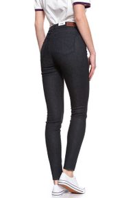 Wrangler - SPODNIE WRANGLER DAMSKIE HIGH SKINNY RINSEWASH W27HCQ023. Stan: podwyższony. Materiał: jeans