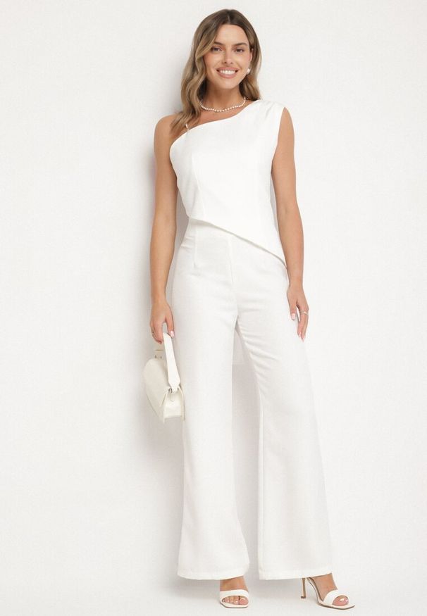 Born2be - Biały Asymetryczny Komplet z Wiskozą Bluzka i Szerokie Spodnie Dollirea. Kolor: biały. Materiał: wiskoza
