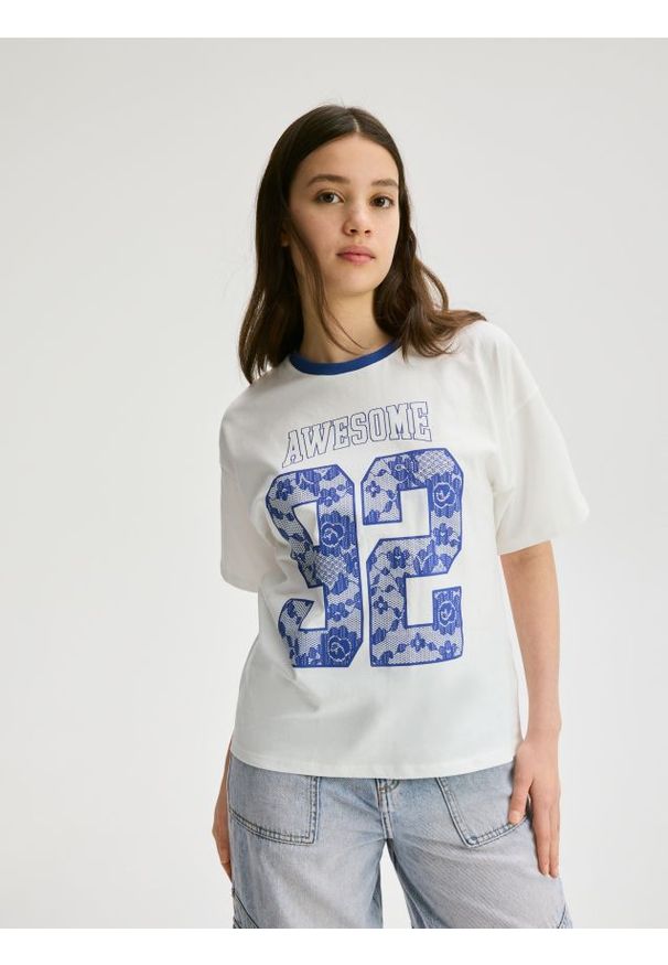 Reserved - Bawełniany t-shirt z nadrukiem - złamana biel. Materiał: bawełna. Wzór: nadruk