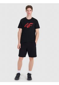 4f - T-shirt regular z nadrukiem męski - czarny. Okazja: na co dzień. Kolor: czarny. Materiał: bawełna, jersey, dzianina. Długość rękawa: krótki rękaw. Długość: krótkie. Wzór: nadruk. Styl: sportowy, casual, klasyczny