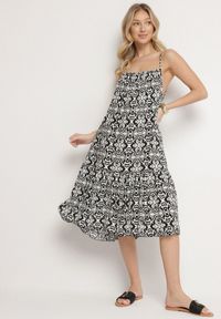 Born2be - Czarna Rozkloszowana Sukienka na Ramiączkach z Bawełny w Ornamentalny Wzór Valpio. Okazja: na spacer. Typ kołnierza: dekolt kwadratowy. Kolor: czarny. Materiał: bawełna. Długość rękawa: na ramiączkach #2