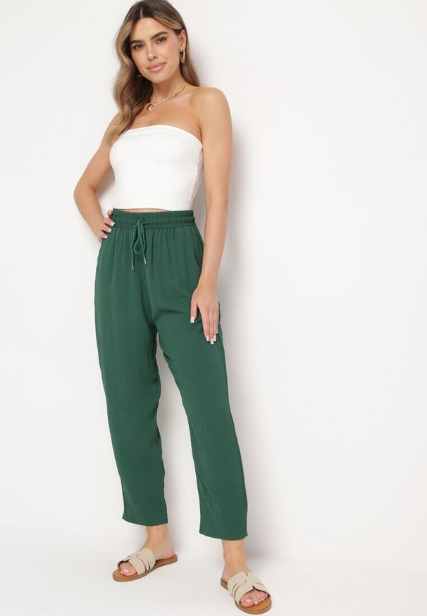 Born2be - Zielone Spodnie Luźne z Kieszeniami i Gumką w Talii oraz Sznurkiem Enivia. Okazja: na co dzień. Kolor: zielony. Styl: elegancki, casual