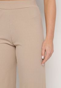 Born2be - Ciemnobeżowe Prążkowane Spodnie Szerokie z Gumką w Pasie Drasia. Kolor: beżowy. Materiał: prążkowany #5