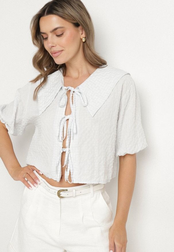 Born2be - Jasnoniebieska Bluzka z Wiskozą w Kratę z Wiązaniem Radellis. Okazja: na co dzień. Kolor: niebieski. Materiał: wiskoza. Styl: elegancki, casual