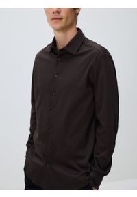 Reserved - Koszula slim z bawełny egipskiej - ciemnobrązowy. Kolor: brązowy. Materiał: bawełna