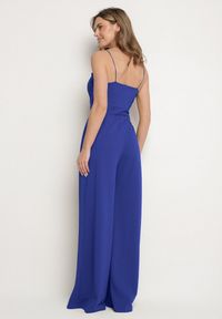 Born2be - Niebieski Kombinezon z Trójkątnym Dekoltem na Cienkich Ramiączkach Iliantia. Kolor: niebieski. Materiał: tkanina. Długość rękawa: na ramiączkach. Sezon: lato #5