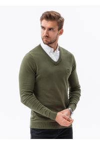 Ombre Clothing - Sweter męski z białym kołnierzykiem - oliwkowy V5 E120 - XXL. Typ kołnierza: dekolt w serek, kołnierzyk koszulowy. Kolor: oliwkowy. Materiał: materiał, bawełna, nylon. Styl: klasyczny #5