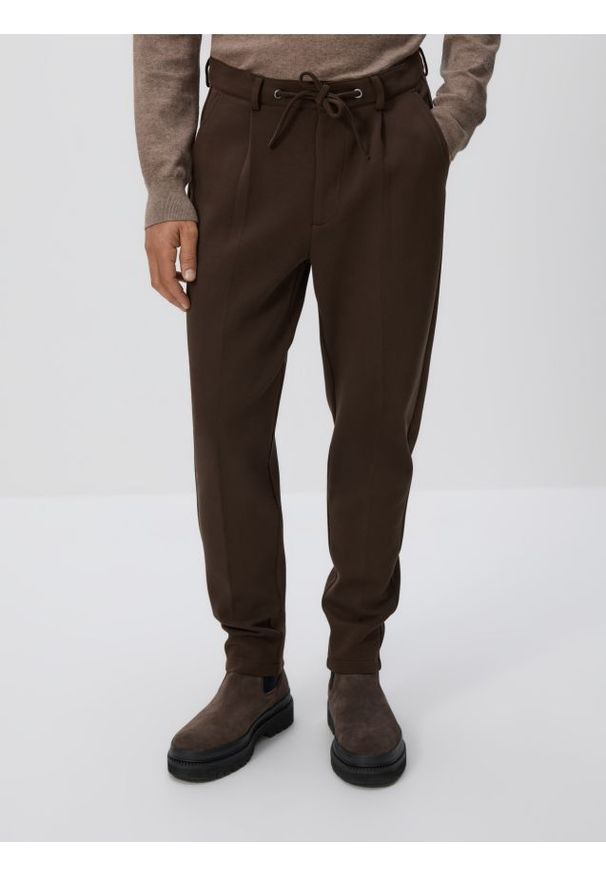 Reserved - Spodnie chino slim z kantem - brązowy. Kolor: brązowy. Materiał: bawełna, dzianina