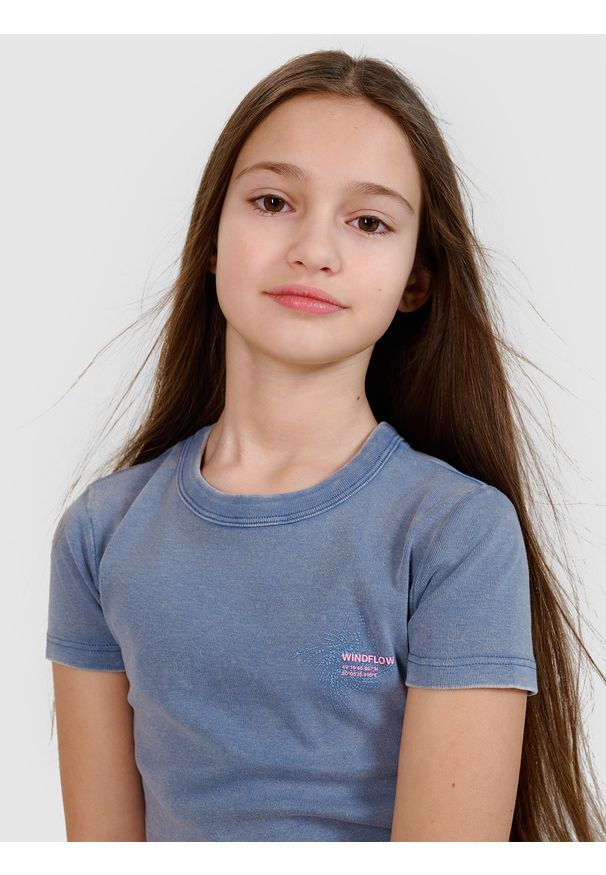 4f - 4F T-shirt regular z efektem sprania dziewczęcy - granatowy 140 (9-10 lat). Okazja: na co dzień. Kolor: niebieski. Materiał: jersey, bawełna, dzianina. Długość rękawa: krótki rękaw. Długość: krótkie. Wzór: gładki, nadruk, ze splotem. Sezon: lato. Styl: casual, sportowy