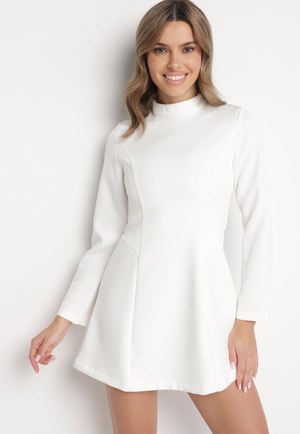 Born2be - Biała Taliowana Sukienka o Rozkloszowanym Dole Virvesa. Okazja: na co dzień. Kolor: biały. Styl: elegancki, casual