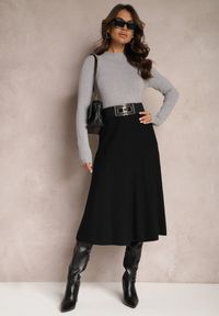 Renee - Czarna Rozkloszowana Spódnica Midi ze Sweterkowego Tłoczonego Materiału i Gumką w Pasie Tuilera. Kolor: czarny. Materiał: materiał #5