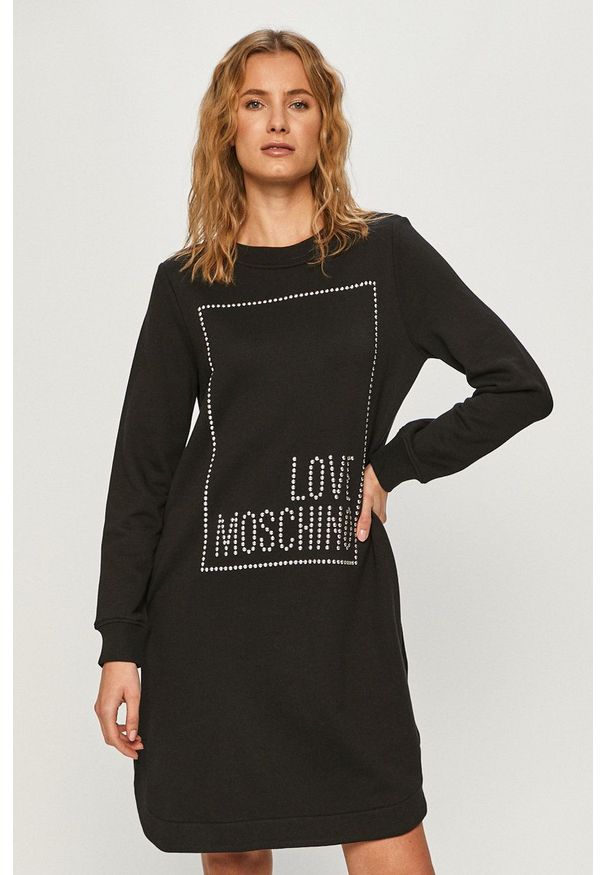 Love Moschino - Sukienka. Okazja: na co dzień. Kolor: czarny. Materiał: dzianina. Długość rękawa: długi rękaw. Wzór: aplikacja. Typ sukienki: proste. Styl: casual