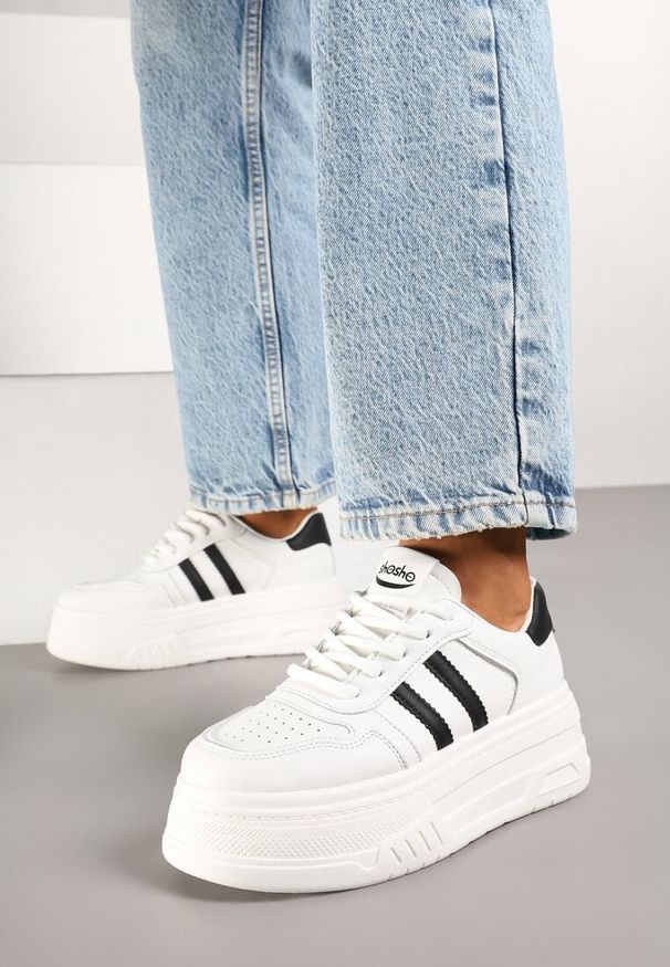 Renee - Biało-Czarne Sneakersy na Platformie Ozdobione Paskami i Perforacją Fonadel. Okazja: na co dzień. Zapięcie: pasek. Kolor: biały. Materiał: jeans. Wzór: aplikacja. Obcas: na platformie