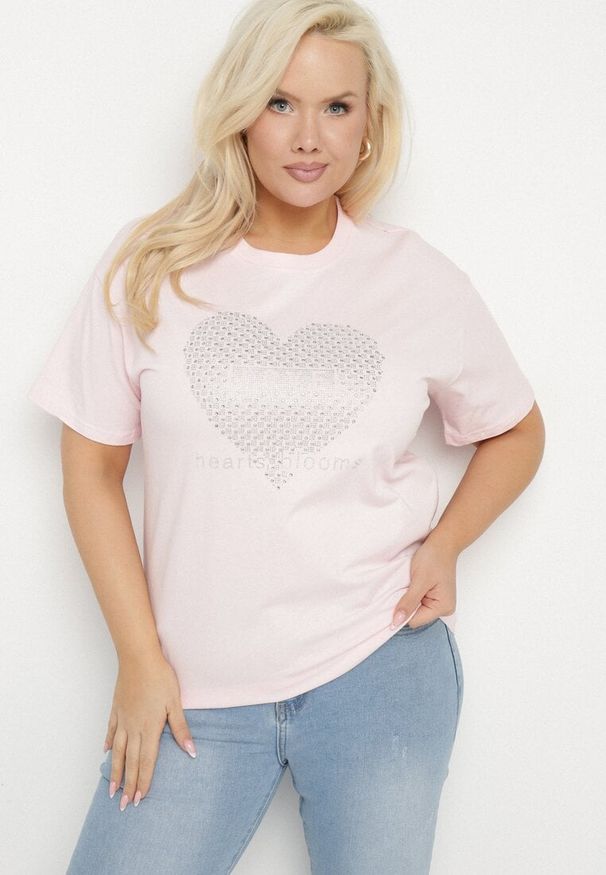Born2be - Jasnoróżowy Bawełniany T-shirt z Ozdobnym Nadrukiem i Napisem Ilenira. Kolekcja: plus size. Kolor: różowy. Materiał: bawełna. Wzór: napisy, nadruk