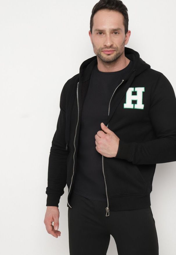 Born2be - Czarna Bluza z Polarem i Kapturem Ozdobiona Naszywką Torrina. Typ kołnierza: kaptur. Kolor: czarny. Materiał: polar. Wzór: aplikacja