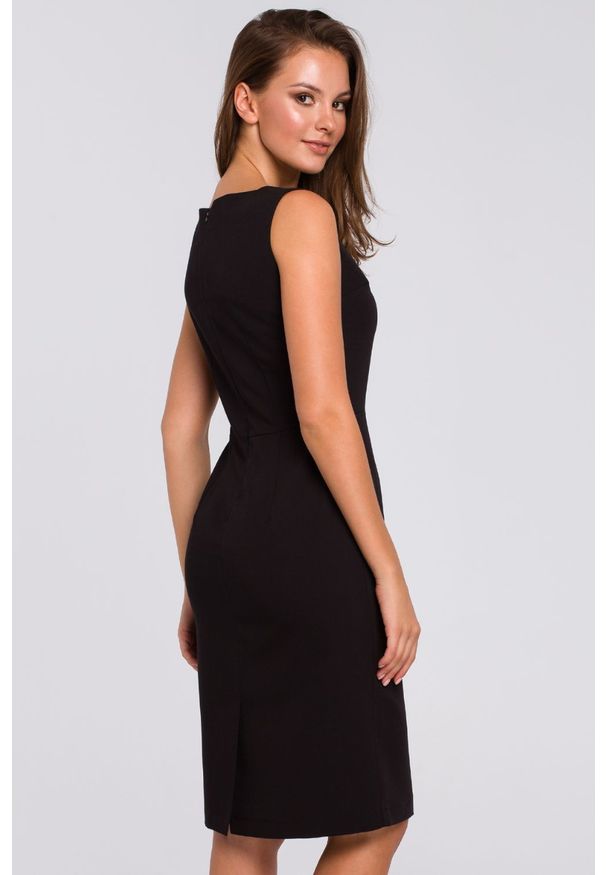 Sukienki.shop - Klasyczna elegancka sukienka midi z dekoltem V czarna. Okazja: na imprezę, do pracy, na randkę. Kolor: czarny. Długość rękawa: bez rękawów. Styl: klasyczny, elegancki. Długość: midi