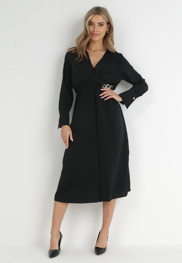 Born2be - Czarna Satynowa Sukienka Midi z Kopertowym Dekoltem i Kołnierzykiem Hartho. Kolor: czarny. Materiał: satyna. Wzór: aplikacja. Typ sukienki: kopertowe. Długość: midi