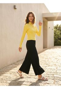 Sinsay - Prążkowany golf - żółty. Typ kołnierza: golf. Kolor: żółty. Materiał: prążkowany #1