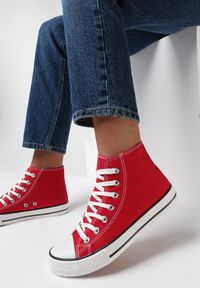 Born2be - Czerwone Trampki Nonagina. Nosek buta: okrągły. Zapięcie: sznurówki. Kolor: czerwony. Szerokość cholewki: normalna. Wzór: aplikacja. Wysokość cholewki: za kostkę. Materiał: guma, jeans, materiał. Obcas: na płaskiej podeszwie. Styl: klasyczny