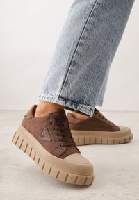 Renee - Jasnobrązowe Sneakersy Vices na Platformie z Ozdobą i Napisem Leawen. Okazja: na co dzień. Kolor: brązowy. Materiał: jeans. Wzór: aplikacja, napisy. Obcas: na platformie #2
