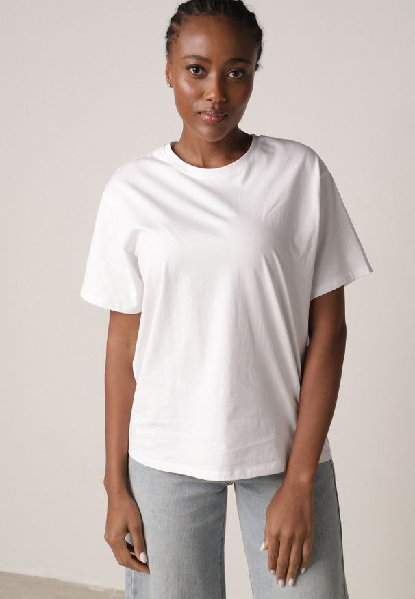 Born2be - Biały T-shirt z Bawełny Typu Oversize Nedika. Okazja: na co dzień. Kolor: biały. Materiał: bawełna. Styl: casual, klasyczny