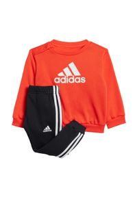 Adidas - Badge of Sport Jogger Set. Okazja: na co dzień. Kolor: czerwony, wielokolorowy, biały. Materiał: polar, dresówka. Styl: sportowy