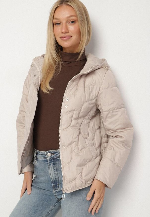 Born2be - Beżowa Przejściowa Kurtka z Oryginalnym Pikowaniem i Kapturem Aruvitte. Okazja: na spacer, na co dzień. Kolor: beżowy. Materiał: poliester, jeans. Styl: casual