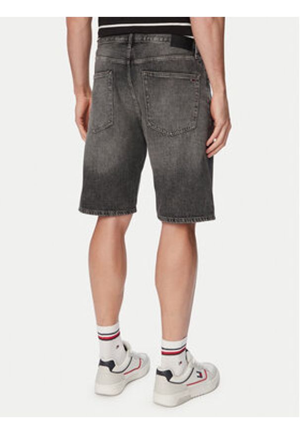 Tommy Jeans Szorty jeansowe Otis DM0DM23066 Czarny Regular Fit. Kolor: czarny. Materiał: bawełna