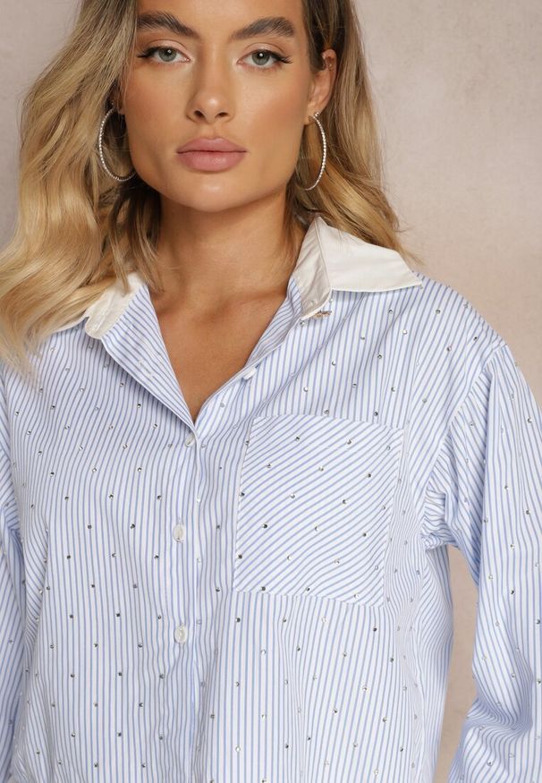 Renee - Niebieska Koszula o Skróconym Fasonie z Cyrkoniami Levima. Okazja: na co dzień. Typ kołnierza: kołnierzyk klasyczny, dekolt w serek. Kolor: niebieski. Materiał: jeans. Styl: klasyczny, glamour, casual, elegancki
