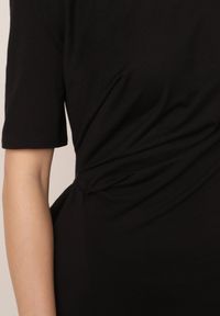 Born2be - Czarna Bawełniana Sukienka T-shirtowa z Marszczeniem Podkreślającym Talię Timiore. Okazja: na co dzień. Kolor: czarny. Materiał: bawełna. Wzór: gładki. Sezon: lato. Typ sukienki: proste. Styl: casual #5