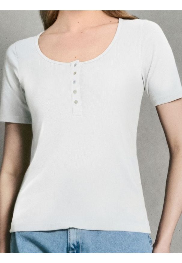 Sinsay - Prążkowana koszulka z guzikami - biały. Kolor: biały. Materiał: prążkowany