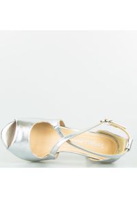 Inna - Sandały na szpilce retro połyskujące srebrne Sergio Leone-38. Kolor: srebrny. Materiał: materiał. Obcas: na szpilce. Styl: retro. Wysokość obcasa: średni #4